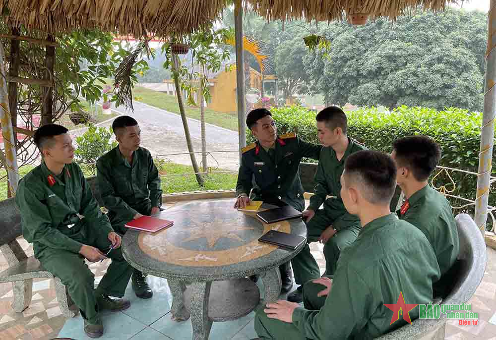 Giúp chiến sĩ mới hòa nhập với đơn vị